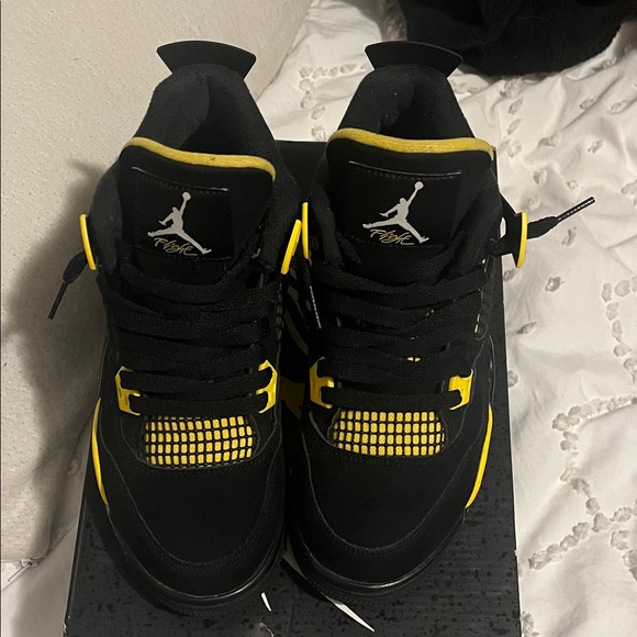 Jordan Thunder 4s Grade School - Picture 2 of 5